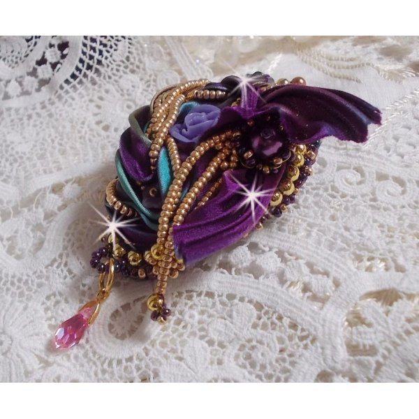 Broche La Passionn&eacute;e de Venise brod&eacute;e avec un ruban de soie Purple, une rose en r&eacute;sine mauve et des rocailles Miyuki