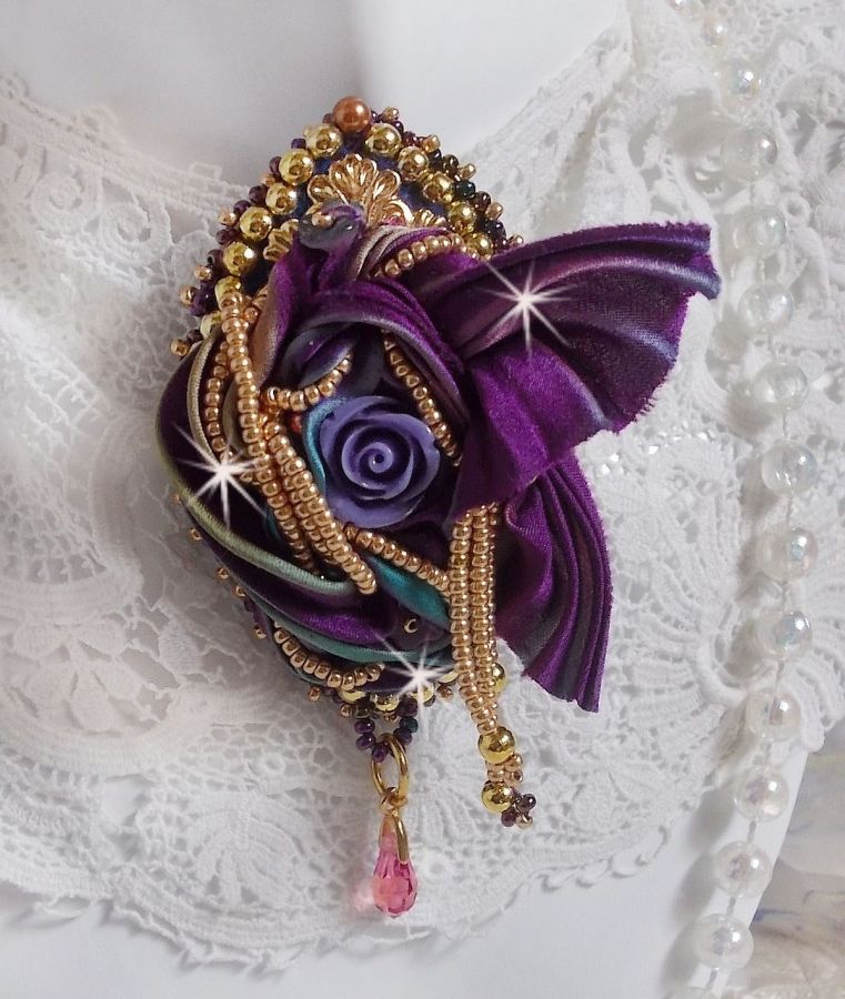 Broche La Passionnée de Venise brodée avec un ruban de soie Purple, une rose en résine mauve et des rocailles Miyuki