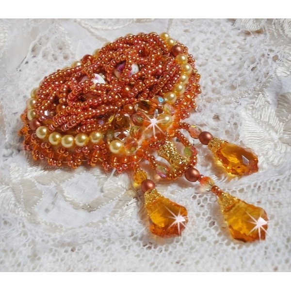 Broche Rumba brodée avec des cristaux de Swarovski, des strass, des navettes Tangerine, des perles rondes et des rocailles