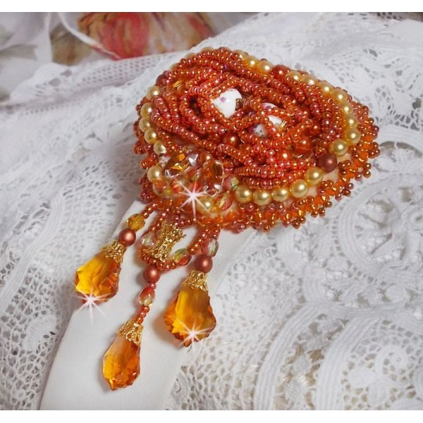 Broche Rumba brodée avec des cristaux de Swarovski, des strass, des navettes Tangerine, des perles rondes et des rocailles