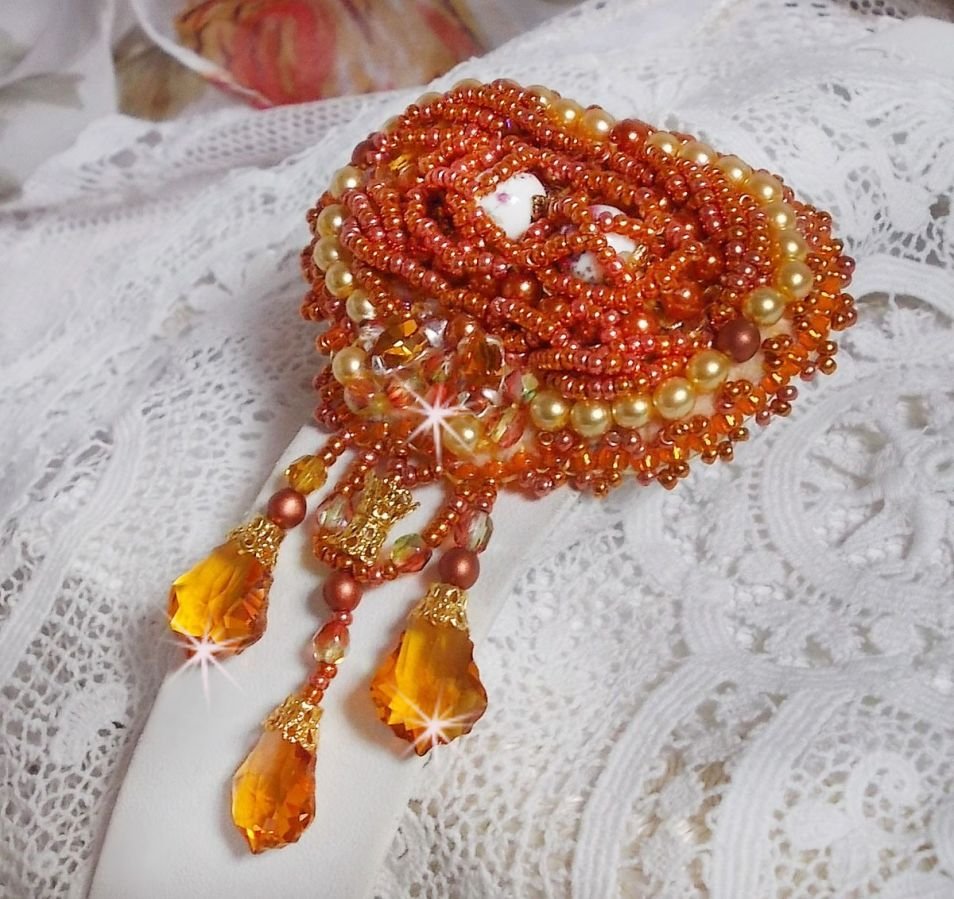 Broche Rumba brodée avec des cristaux de Swarovski, des strass, des navettes Tangerine, des perles rondes et des rocailles