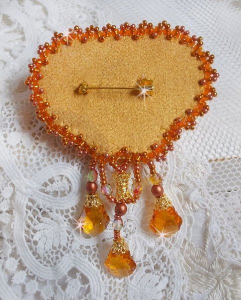 Broche Rumba brodée avec des cristaux de Swarovski, des strass, des navettes Tangerine, des perles rondes et des rocailles