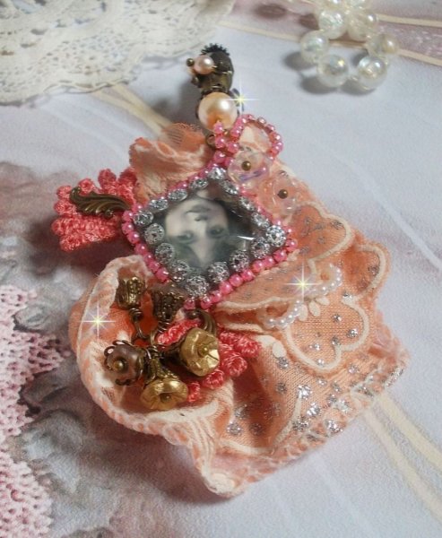 Broche Rustic Rose cr&eacute;e avec un cabochon repr&eacute;sentant une jeune fille souriante, de la dentelle Orange strass&eacute; et Rose, des cristaux, des perles en verre et des accessoires divers