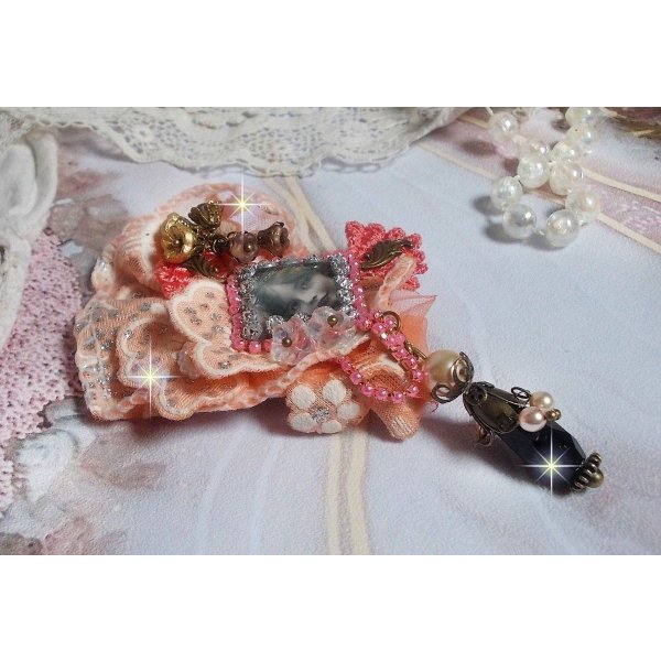Broche Rustic Rose cr&eacute;e avec un cabochon repr&eacute;sentant une jeune fille souriante, de la dentelle Orange strass&eacute; et Rose, des cristaux, des perles en verre et des accessoires divers