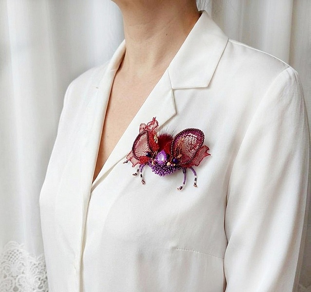 broche à porter sur un chemisier pour sublimer votre tenue