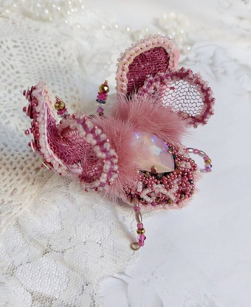 Broche Scarab&eacute;e Peony Pink brod&eacute;e avec rocailles, perles Cristal Swarovski, dentelle, perles verres, broche laiton