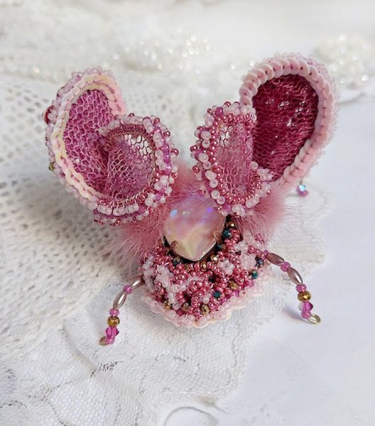 Broche Scarab&eacute;e Peony Pink brod&eacute;e avec rocailles, perles Cristal Swarovski, dentelle, perles verres, broche laiton