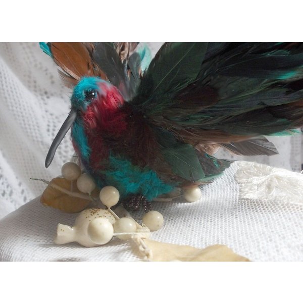 Le Colibri Thalassin cr&eacute;e enti&egrave;rement en porcelaine, des plumes de Coq et Fantaisies, des petites rocailles