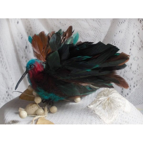 Le Colibri Thalassin cr&eacute;e enti&egrave;rement en porcelaine, des plumes de Coq et Fantaisies, des petites rocailles