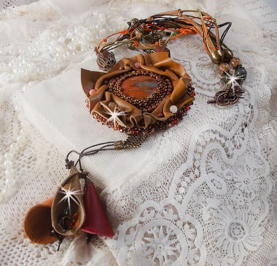 Collier Amber Romance Brodé avec du cuir Caramel/Orange/Acajou, des pierres de gemme semi-précieux (Agate, Citrine, Jaspe Picasso) et des Cristaux de Swarovski