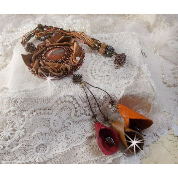 Collier Amber Romance avec un cabochon jaspe Picasso orn&eacute; de rocailles en verre, toupies de diff&eacute;rentes couleurs en cristal, perles de gemme Citrine, Agate et Jaspe Picasso. Mont&eacute;s sur du cuir