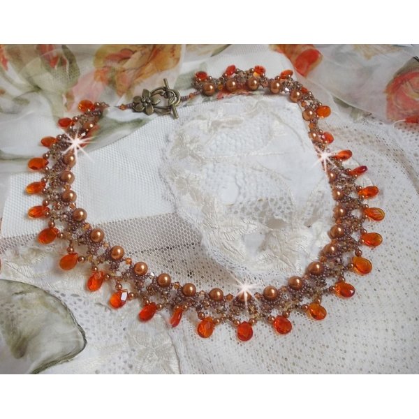 Collier Ambre avec des cristaux de Swarovski : perles nacr&eacute;es/toupies, gouttes en verre et rocailles. Aux couleurs Topaze, Travertin, Copper et Gold pour une transparence aux reflets ambr&eacute;s.