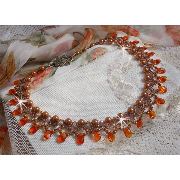 Collier Ambre avec des cristaux de Swarovski : perles nacr&eacute;es/toupies, gouttes en verre et rocailles. Aux couleurs Topaze, Travertin, Copper et Gold pour une transparence aux reflets ambr&eacute;s.