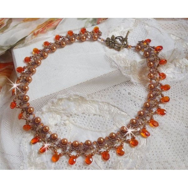 Collier Ambre avec des cristaux de Swarovski : perles nacr&eacute;es/toupies, gouttes en verre et rocailles. Aux couleurs Topaze, Travertin, Copper et Gold pour une transparence aux reflets ambr&eacute;s.