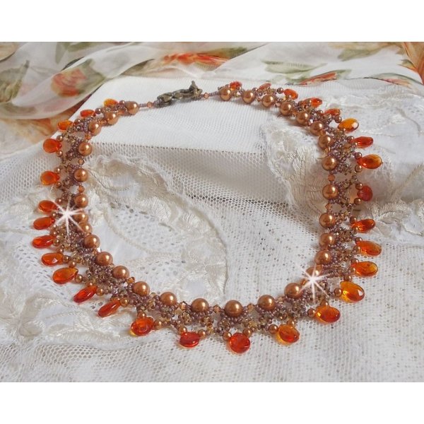 Collier Ambre avec des cristaux de Swarovski : perles nacr&eacute;es/toupies, gouttes en verre et rocailles. Aux couleurs Topaze, Travertin, Copper et Gold pour une transparence aux reflets ambr&eacute;s.