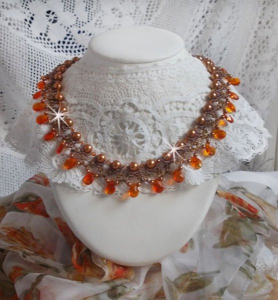 Collier Ambre avec des cristaux de Swarovski : perles nacr&eacute;es/toupies, gouttes en verre et rocailles. Aux couleurs Topaze, Travertin, Copper et Gold pour une transparence aux reflets ambr&eacute;s.