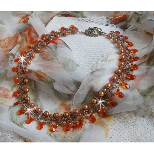 Collier Ambre avec des cristaux de Swarovski : perles nacr&eacute;es/toupies, gouttes en verre et rocailles. Aux couleurs Topaze, Travertin, Copper et Gold pour une transparence aux reflets ambr&eacute;s.