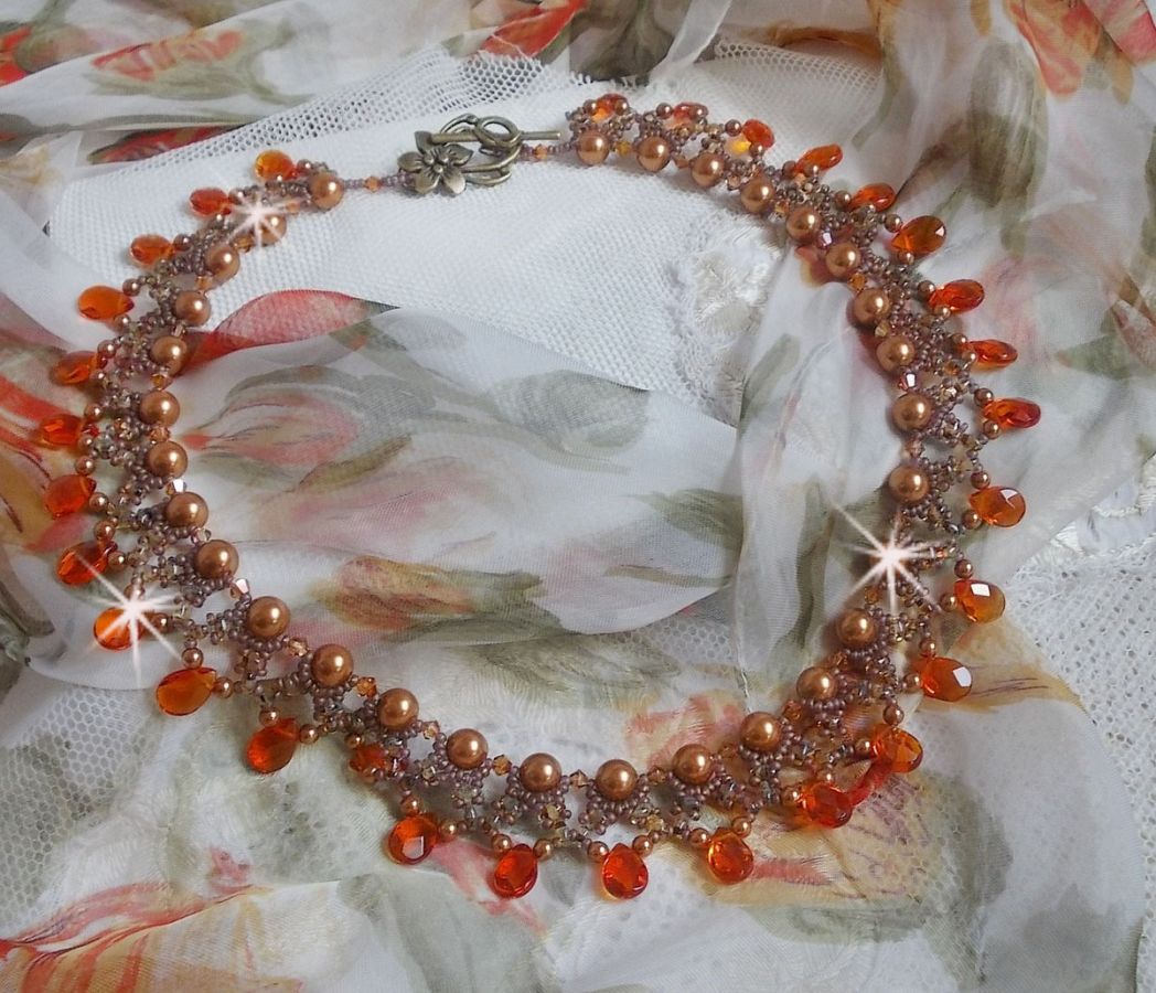 Collier Ambre avec des cristaux de Swarovski : perles nacrées/toupies, gouttes en verre et rocailles. Aux couleurs Topaze, Travertin, Copper et Gold pour une transparence aux reflets ambrés.