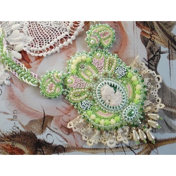 Collier plastron Anisse Haute-Couture brodé avec de la dentelle ancienne, cabochon résine portrait de femme.