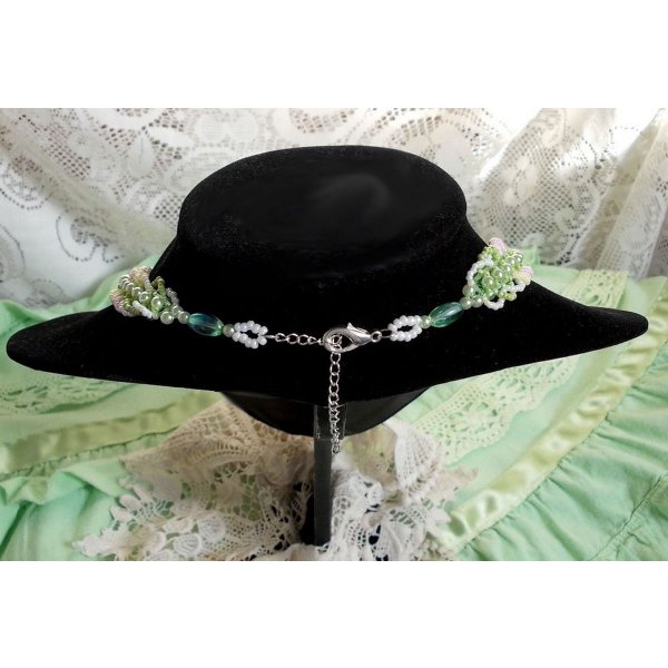 Collier plastron Anisse Haute-Couture brodé avec de la dentelle ancienne, cabochon résine portrait de femme.