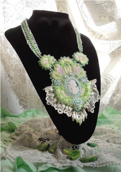 Collier plastron Anisse Haute-Couture brodé avec de la dentelle ancienne, cabochon résine portrait de femme.
