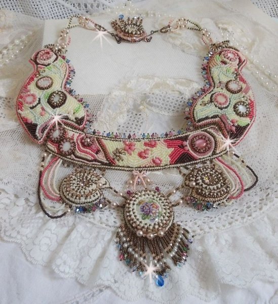 Collier Arc-En-Ciel Haute-Couture brodé avec un cabochon en porcelaine de Limoge, des cristaux de Swarovski et des nacres. 
