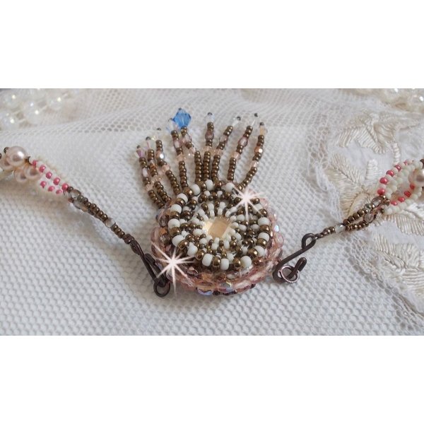 Collier Arc-En-Ciel Haute-Couture brodé avec un cabochon en porcelaine de Limoge, des cristaux de Swarovski et des nacres. 
