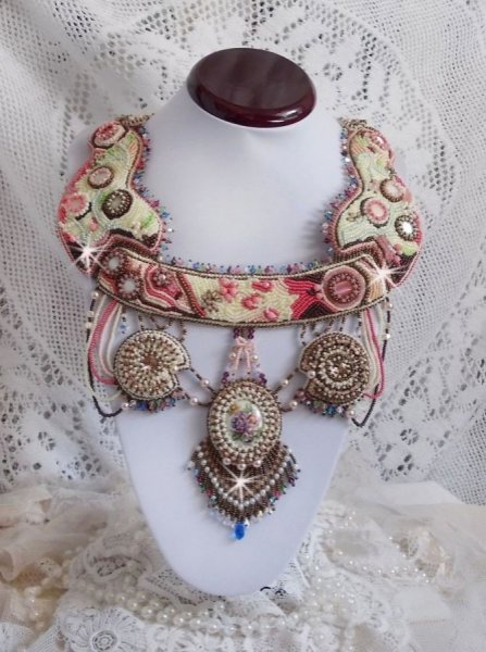 Plastron Arc-En-Ciel Haute-Couture brod&eacute; avec un cabochon en porcelaine de Limoge, des cristaux de Swarovski et des nacres. 