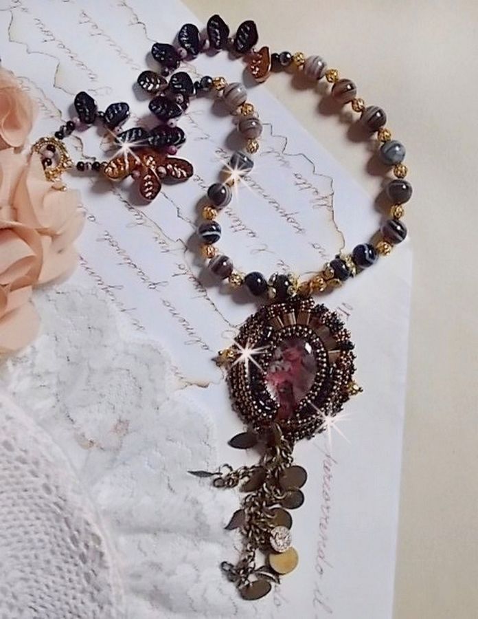 Collier Aube brodé avec un camé en résine d'un portrait de femme avec des fleurs et des perles de gemmes