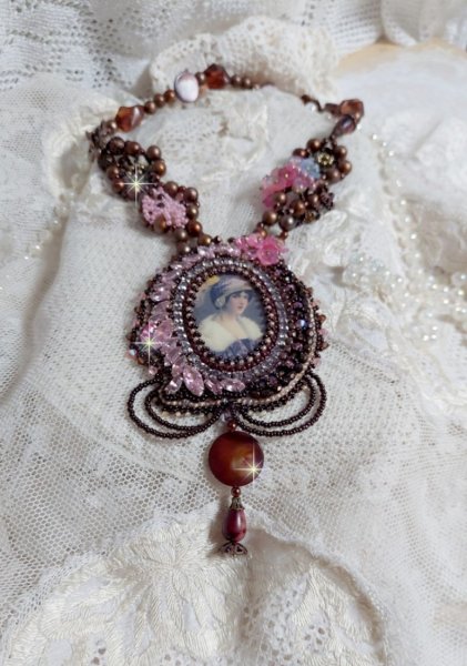 Plastron Belle Romance Haute Couture de style vintage avec cabochon en bois repr&eacute;sentant une femme &agrave; chapeau, orn&eacute; de cristaux, disques en Nacre Acajou et Prune, rocailles, fleurs et feuilles Lucite