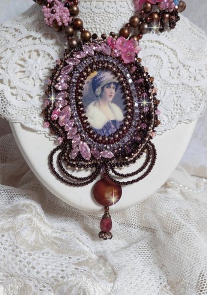 Plastron Belle Romance Haute Couture de style vintage avec cabochon en bois repr&eacute;sentant une femme &agrave; chapeau, orn&eacute; de cristaux, disques en Nacre Acajou et Prune, rocailles, fleurs et feuilles Lucite