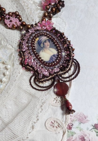 Plastron Belle Romance Haute Couture de style vintage avec cabochon en bois repr&eacute;sentant une femme &agrave; chapeau, orn&eacute; de cristaux, disques en Nacre Acajou et Prune, rocailles, fleurs et feuilles Lucite