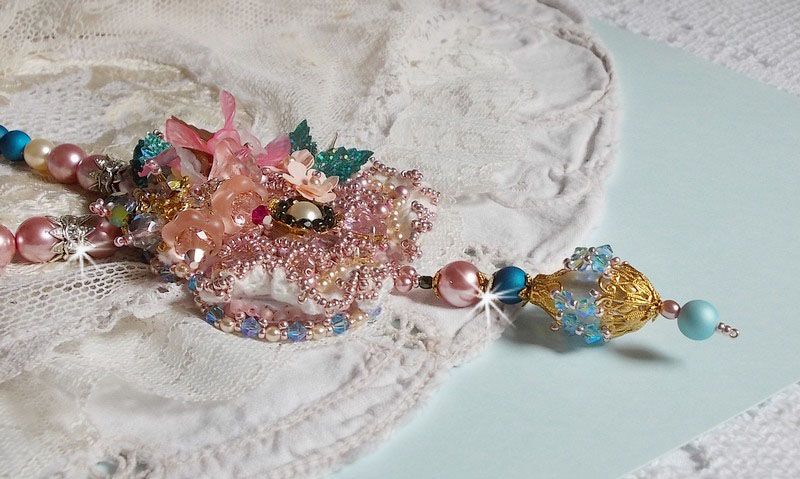 Collier Bohême avec de beaux cristaux de Swarovski, des perles rondes et des rocailles