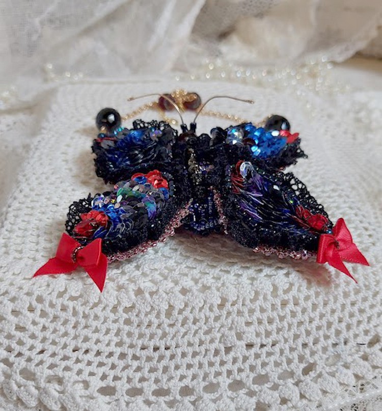 Collier Broche Butterfly Jet/Red brodé avec sequins, perles en verre, plasticine, rocailles et perles cristal Swarovski