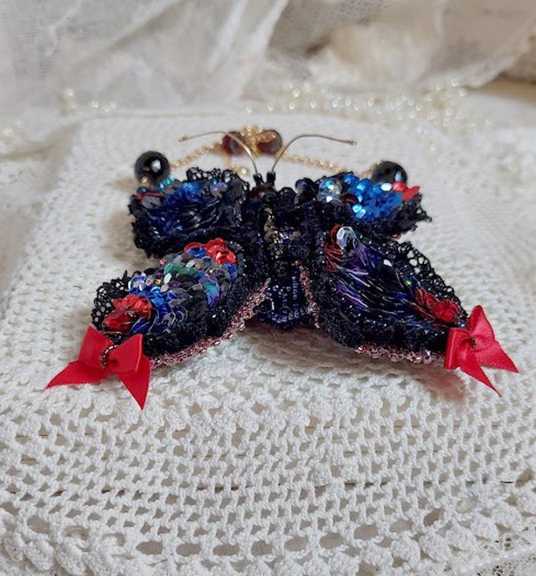 Collier Broche Butterfly Jet/Red brodé avec sequins, perles en verre, plasticine, rocailles et perles cristal Swarovski