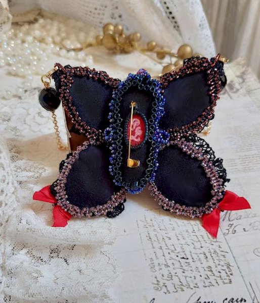 Collier Broche Butterfly Jet/Red brod&eacute; avec sequins, perles en verre, plasticine, rocailles et perles cristal Swarovski
