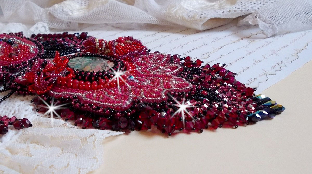 Collier Cardinal brodé de rouge et noir avec un Jaspe rouge, des perles en onyx et des cristaux de Swarovski