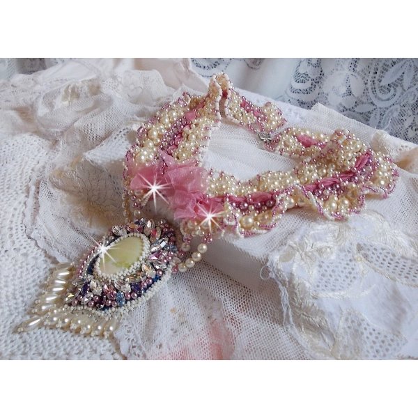 Collier plastron Détente brodé avec des perles nacrées tout en harmonie avec d'autres perles de qualité