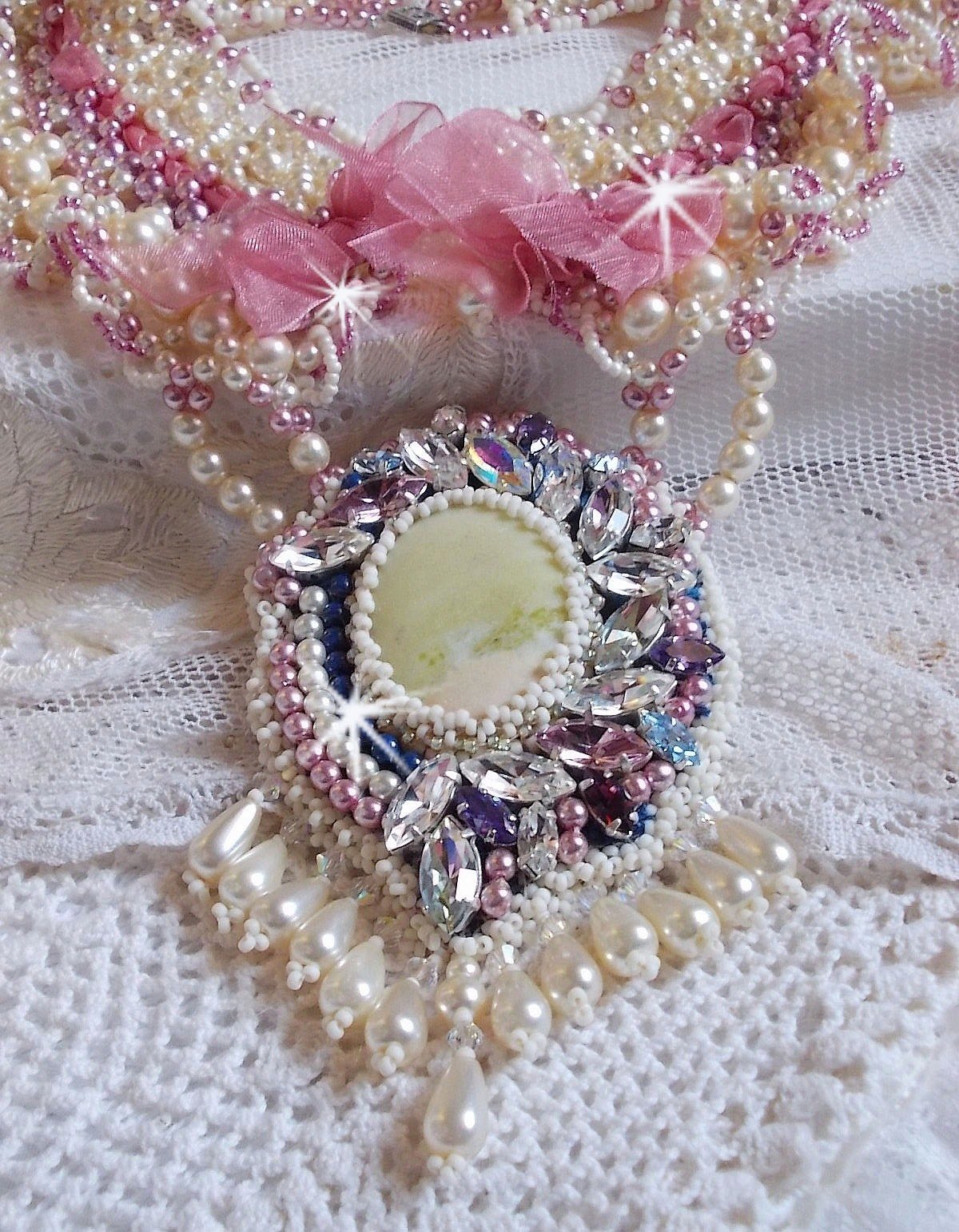 Plastron D&eacute;tente brod&eacute; avec des perles nacr&eacute;es tout en harmonie avec d'autres perles de qualit&eacute;