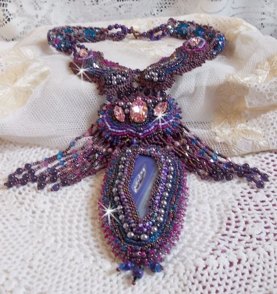 Collier Esm&eacute;ralda brod&eacute; avec une belle agate