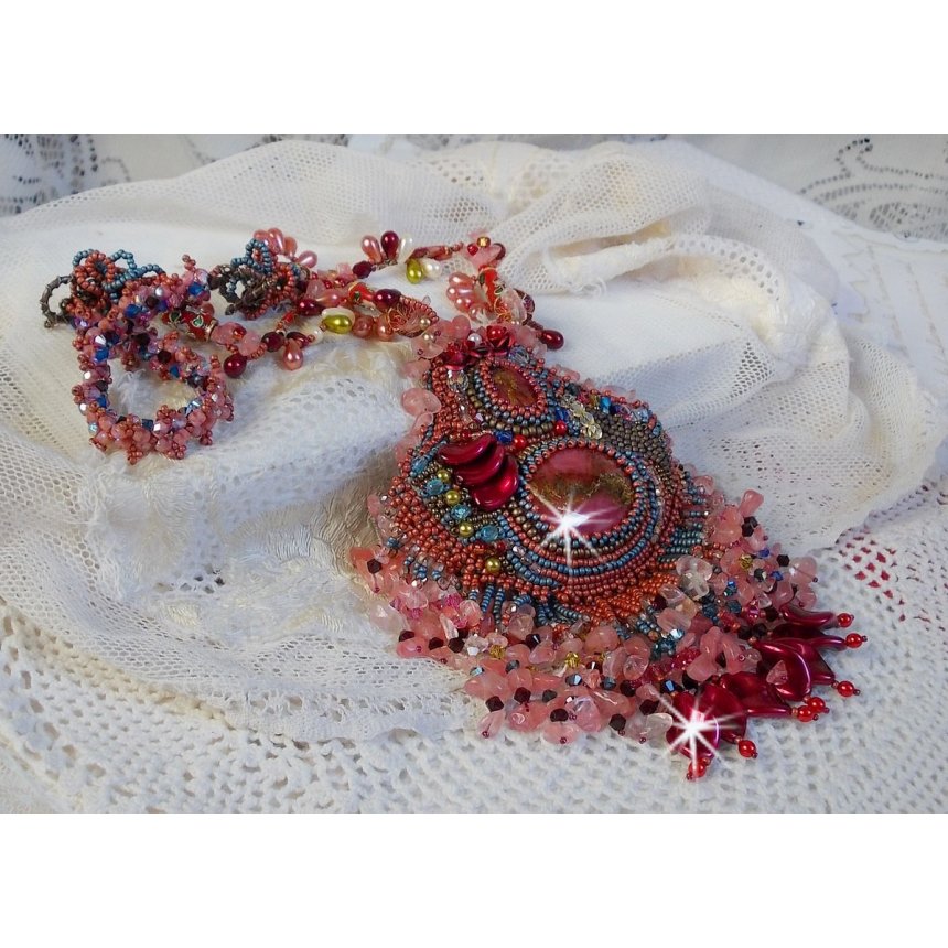 Collier Fleur de Chine brodé avec des perles de Swarovski, perles artisanales et autres