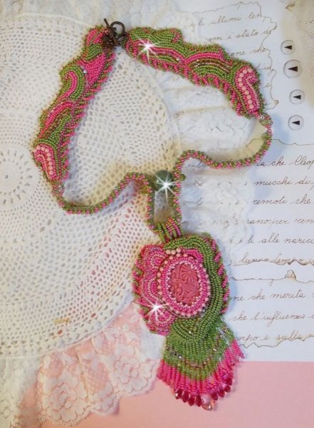 Collier Miss Lady brodé avec des rocailles vert, rose et un cabochon en résine