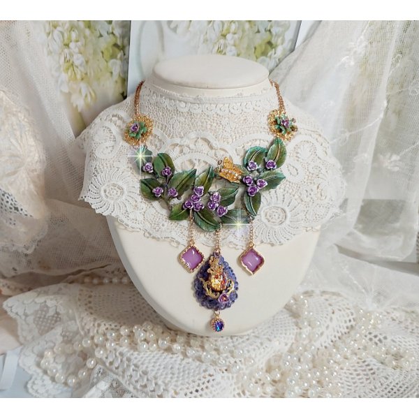 Collier Cam&eacute;lia Japonica mont&eacute; avec un motif feuilles aquarell&eacute;s &agrave; la main, paillettes, breloques papillons et abeille, roses m&eacute;tal, cabochon cristal, pendentifs &eacute;poxy aux couleurs d&rsquo;arc en ciel