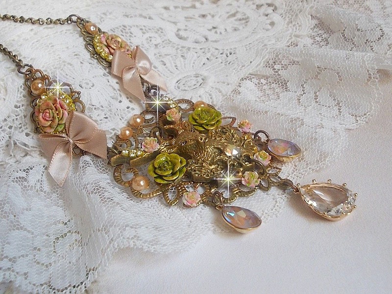 Collier Cerf Fleuri cr&eacute;e avec des cristaux de Swarovski, cabochons en r&eacute;sine, perles en verre, t&ecirc;te de cerf avec bois en m&eacute;tal, pendentif larme en zircon, n&oelig;uds en satin et accessoires en laiton 