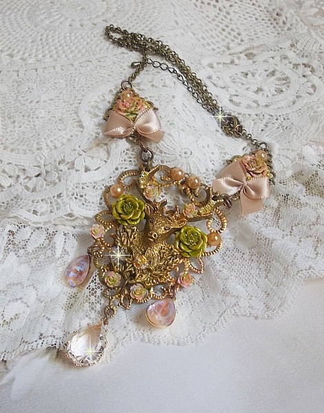 Collier Cerf Fleuri cr&eacute;e avec des cristaux de Swarovski, cabochons en r&eacute;sine, perles en verre, t&ecirc;te de cerf avec bois en m&eacute;tal, pendentif larme en zircon, n&oelig;uds en satin et accessoires en laiton 