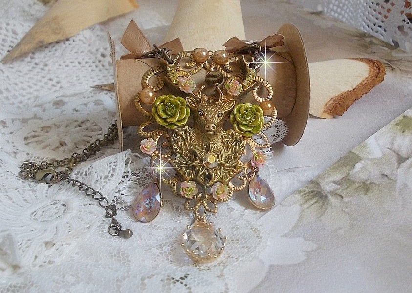 Collier Cerf Fleuri cr&eacute;e avec des cristaux de Swarovski, cabochons en r&eacute;sine, perles en verre, t&ecirc;te de cerf avec bois en m&eacute;tal, pendentif larme en zircon, n&oelig;uds en satin et accessoires en laiton 
