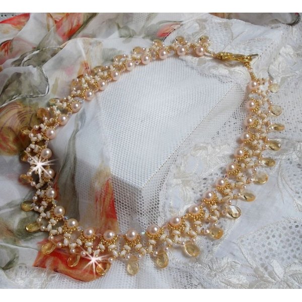 Collier Charmeuse Champagne Champagne avec des cristaux : perles nacr&eacute;es/toupies, gouttes en verre et rocailles. Aux couleurs Gold, P&ecirc;che, Jaune et Beige pour les beaux reflets du soleil. 