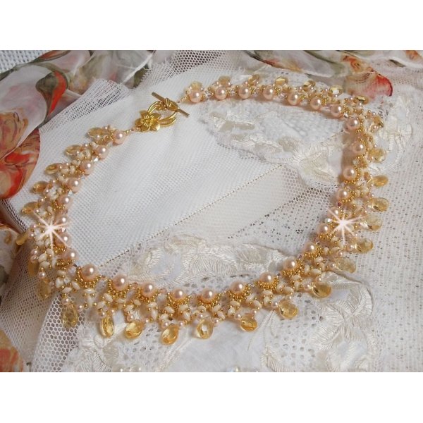 Collier Charmeuse Champagne Champagne avec des cristaux : perles nacr&eacute;es/toupies, gouttes en verre et rocailles. Aux couleurs Gold, P&ecirc;che, Jaune et Beige pour les beaux reflets du soleil. 