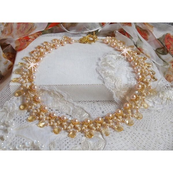 Collier Charmeuse Champagne Champagne avec des cristaux : perles nacr&eacute;es/toupies, gouttes en verre et rocailles. Aux couleurs Gold, P&ecirc;che, Jaune et Beige pour les beaux reflets du soleil. 