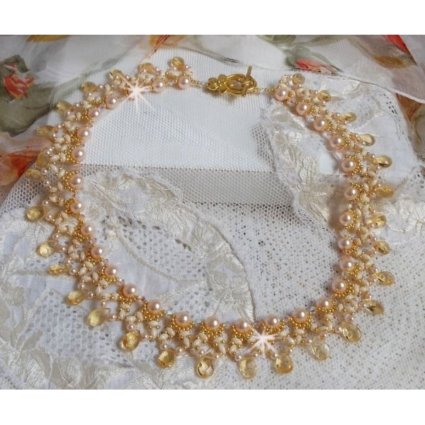 Collier Charmeuse Champagne Champagne avec des cristaux : perles nacr&eacute;es/toupies, gouttes en verre et rocailles. Aux couleurs Gold, P&ecirc;che, Jaune et Beige pour les beaux reflets du soleil. 